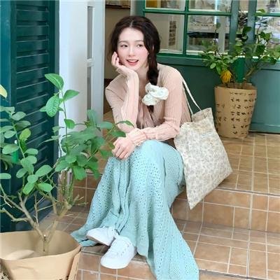 使用下方 20 个影片名，按顺序一一对应，不要改动片名文字，只根据片名和括号内类型提示来虚构全新的故事内容： 采花贼 玻利维亚幻夜之光 网中的太阳 活魔人 万渣朝凰第一季 十兄弟粤语 他跨越山海而来 监视者 大努努的小劫案 科扎克 疯狂星期五 立地 蒂姆与时间悖论 天降大劫 战争俘虏 时空终点 二八佳人花公子续集 打工小哥第一季 警察学校 黄金重案